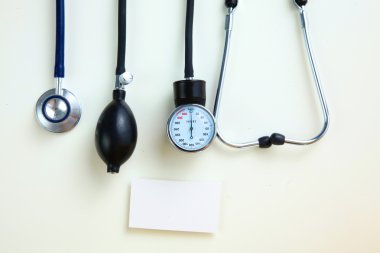 Tansiyon ölçer tıbbi malzeme üzerinde beyaz izole