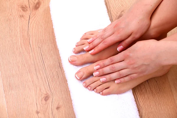 Pedicure su gambe e belle mani manicure primo piano — Foto Stock