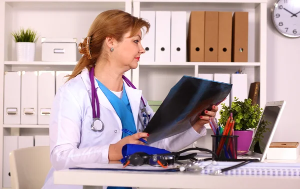 La esposa del médico en el escritorio de la oficina — Foto de Stock