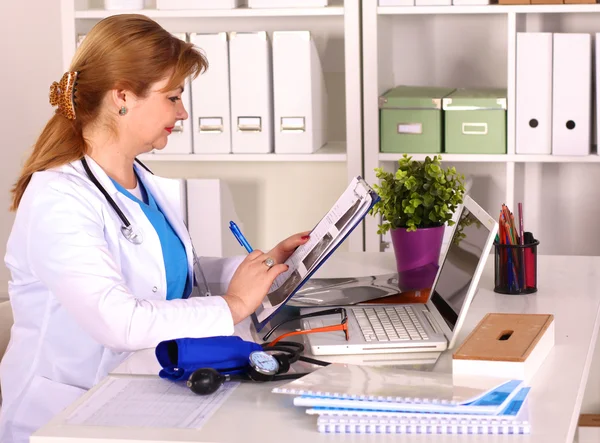 La esposa del médico en el escritorio de la oficina — Foto de Stock