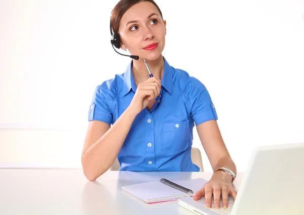 Vista lateral de un hermoso consultor con micrófono y auriculares — Foto de Stock