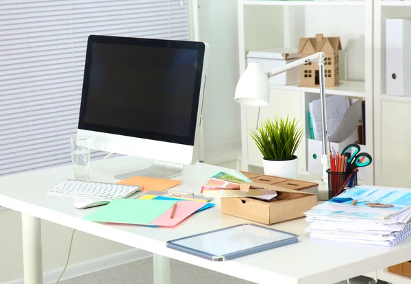 Escritorio de diseño con ordenador y papeleo — Foto de Stock