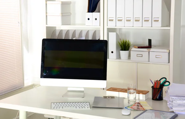 Designer skrivbord med dator och pappersarbete — Stockfoto