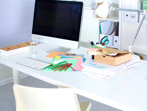Designer-Schreibtisch mit Computer und Papierkram — Stockfoto