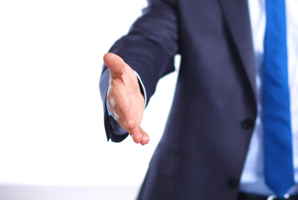 Бизнесмен с бумагами протягивает руку для рукопожатия — стоковое фото