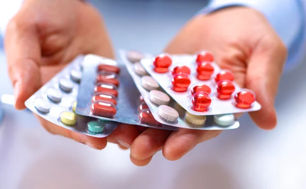 Orvos tartja a beteg kezét tabletták — Stock Fotó