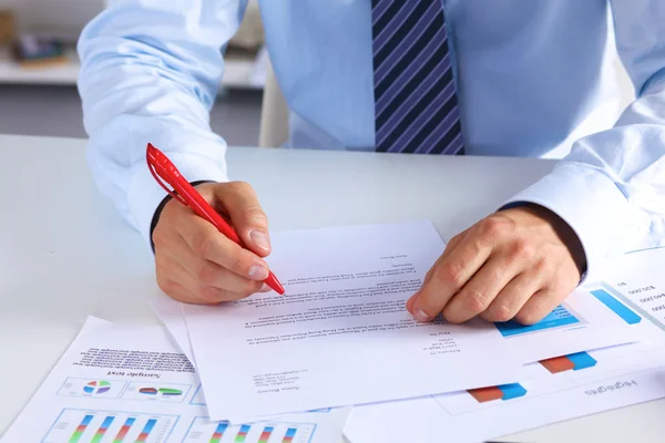 Hombre de negocios que trabaja en un escritorio gráficos por computadora — Foto de Stock