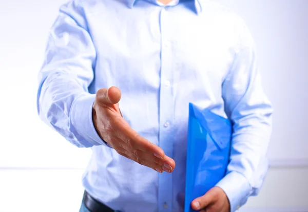 Podnikatel s papíry drží natáhl ruku pro handshake — Stock fotografie