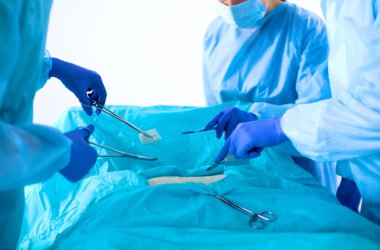 Takım, işlemi gerçekleştirmek için yetenekli cerrahlar