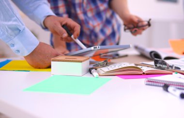 Tablo sallayarak, iş toplantısı akdi eller