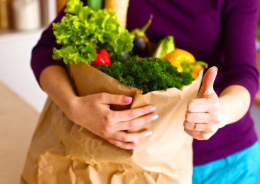 Genç kadın mutfakta yemek pişiriyor. Sağlıklı Yemek