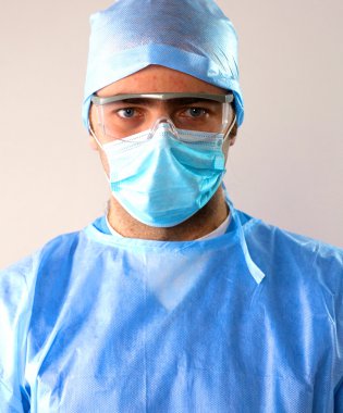 adam cerrah neşter ameliyathane içinde tutar.