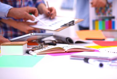 Tablo ofiste iş toplantısı