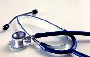 Beyaz arkaplanda tıbbi steteskop