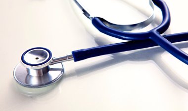 Beyaz arkaplanda tıbbi steteskop