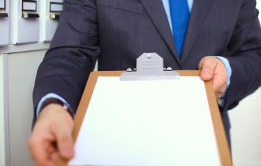Kağıt üstünde okul sırası bilgisayar ile yığını