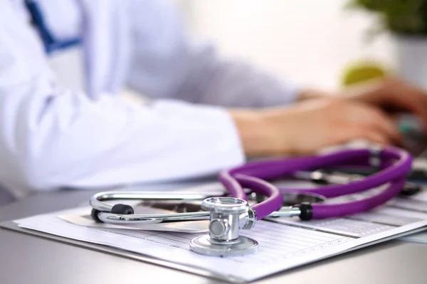 Portrait of young woman doctor in white coat at computer — Stock Photo, Image