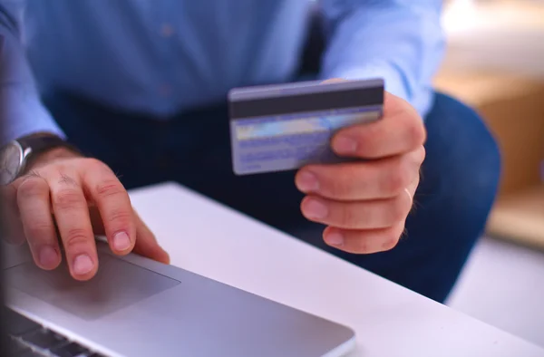 Geschäftsmann arbeitet am Computer in Nahaufnahme — Stockfoto