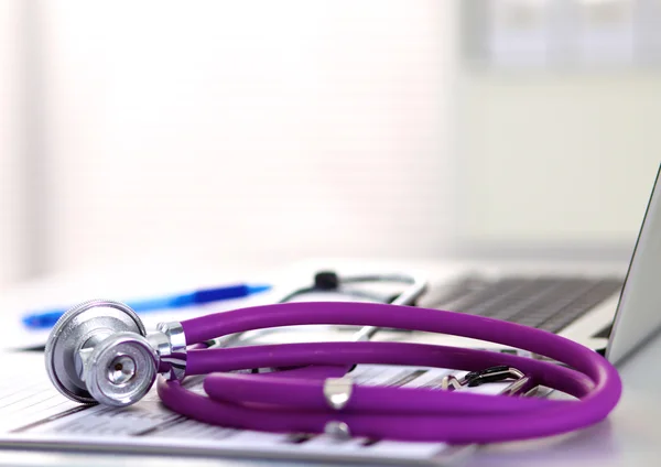 Estetoscopio médico acostado en un teclado de computadora, taza de café — Foto de Stock