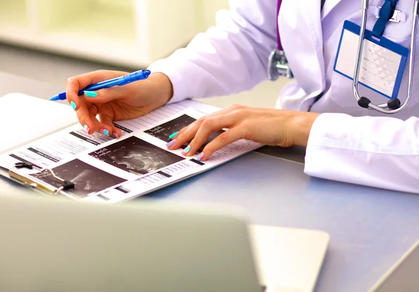 Retrato de una joven doctora en bata blanca en la computadora — Foto de Stock