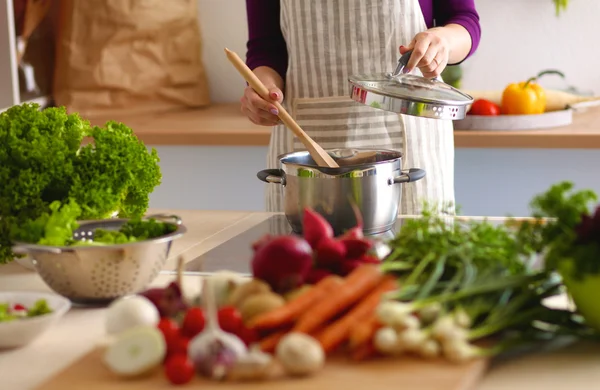 Mujer joven cocinando en la cocina. Comida saludable — Foto de Stock