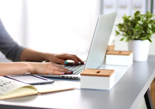 Jovem empresária trabalhando em um laptop — Fotografia de Stock