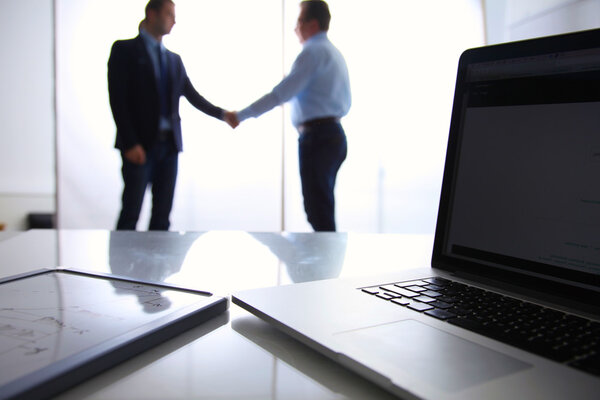 Сосредоточься на ноутбуке. Размытое происхождение людей
