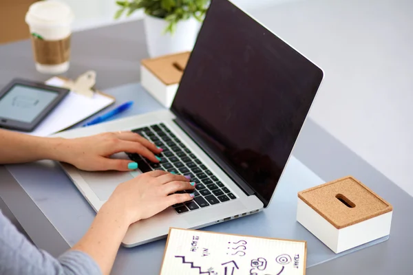 Junge Geschäftsfrau arbeitet an einem Laptop — Stockfoto