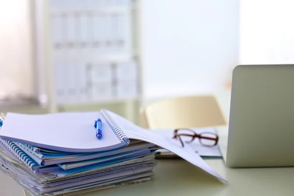 Ofis Masası bilgisayar kağıt raporları bir yığın iş formları — Stok fotoğraf