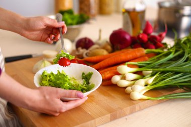 Sebze salatası - atış closeup hazırlanıyor aşçılar eller