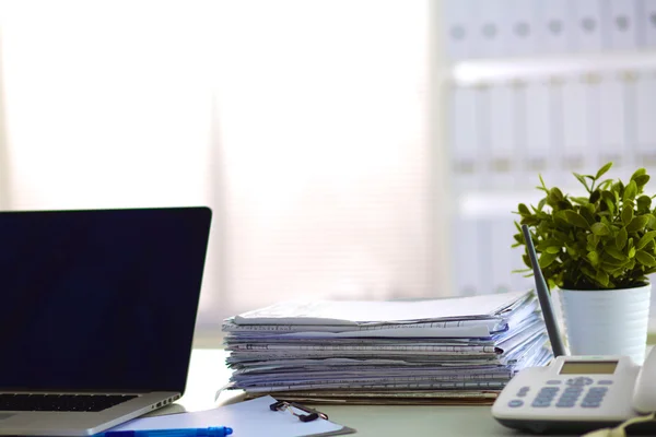 Büroschreibtisch ein Stapel Computerpapier meldet Arbeitsformulare — Stockfoto