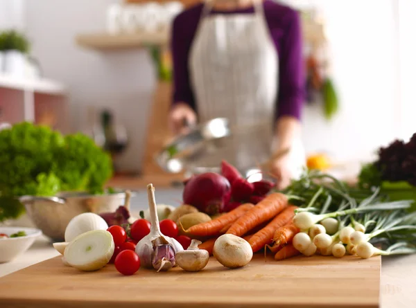 요리 야채 샐러드-근접 촬영을 준비 하는 손 — 스톡 사진