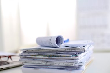 Ofis Masası bilgisayar kağıt raporları bir yığın iş formları