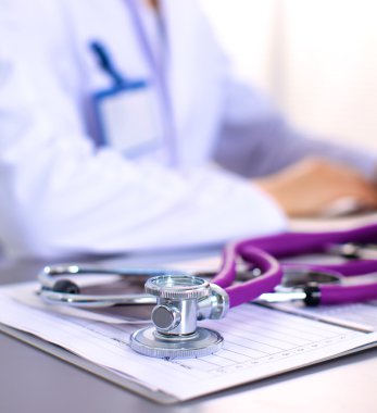 Dosya klasörleri, arka planda raflarda duran