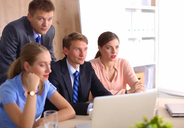 Geschäftstreffen - Manager bespricht Arbeit mit Kollegen — Stockfoto