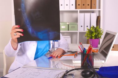 Masada genç doktor hasta alıyor