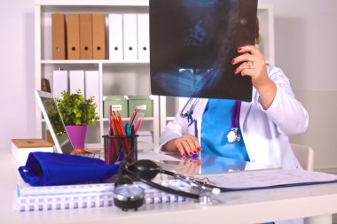 Masada genç doktor hasta alıyor