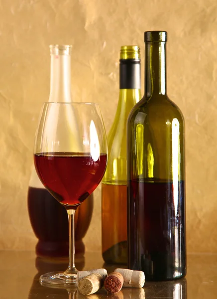 Bouteille de vin et verre sur une table — Photo