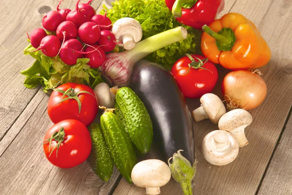 Composition avec assortiment de légumes biologiques crus table en bois — Photo