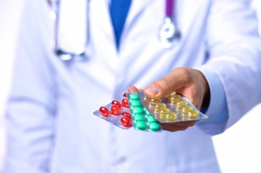 Bir dizüstü bilgisayar arka plan ve kitaplar yatan stetoskop