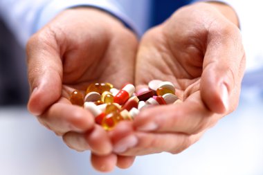 Bir dizüstü bilgisayar arka plan ve kitaplar yatan stetoskop