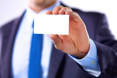 genç işadamı aşk için bir kartvizit ile elini tutar