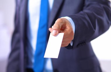 genç işadamı aşk için bir kartvizit ile elini tutar