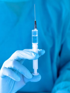 Doktor, elinde şırınga yakın çekim