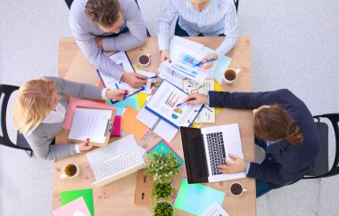 İş ortaklarının toplantıda belge ve fikirleri tartıştığı resim