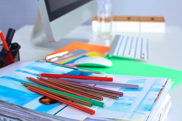 Lugar de trabajo del diseñador con ordenador y papeleo — Foto de Stock