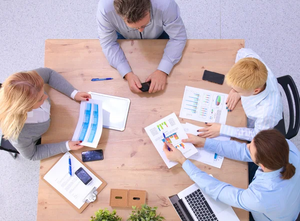 Imagen de los socios comerciales discutiendo documentos e ideas en la reunión — Foto de Stock