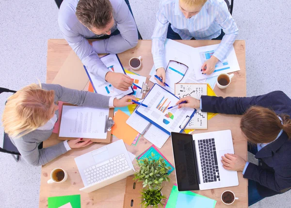 Imagen de los socios comerciales discutiendo documentos e ideas en la reunión — Foto de Stock