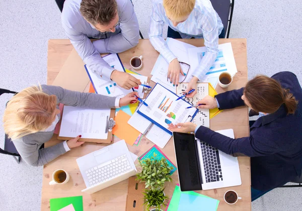 Imagen de los socios comerciales discutiendo documentos e ideas en la reunión — Foto de Stock