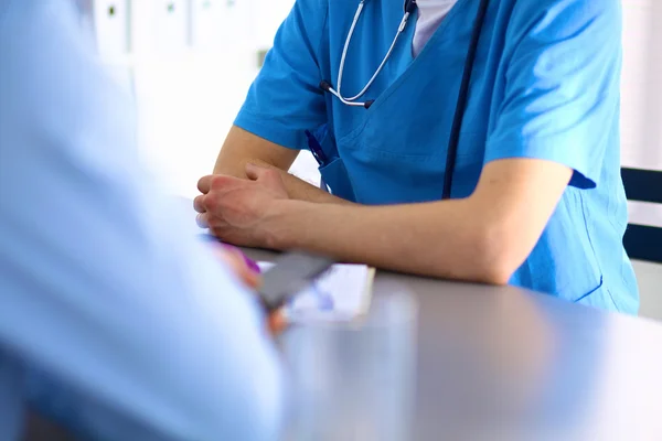 Kvinnlig läkare som håller i ansökningsblanketten medan han eller hon konsulterar patienten — Stockfoto